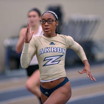 A student-athlete competes in track and field at ϲҳ